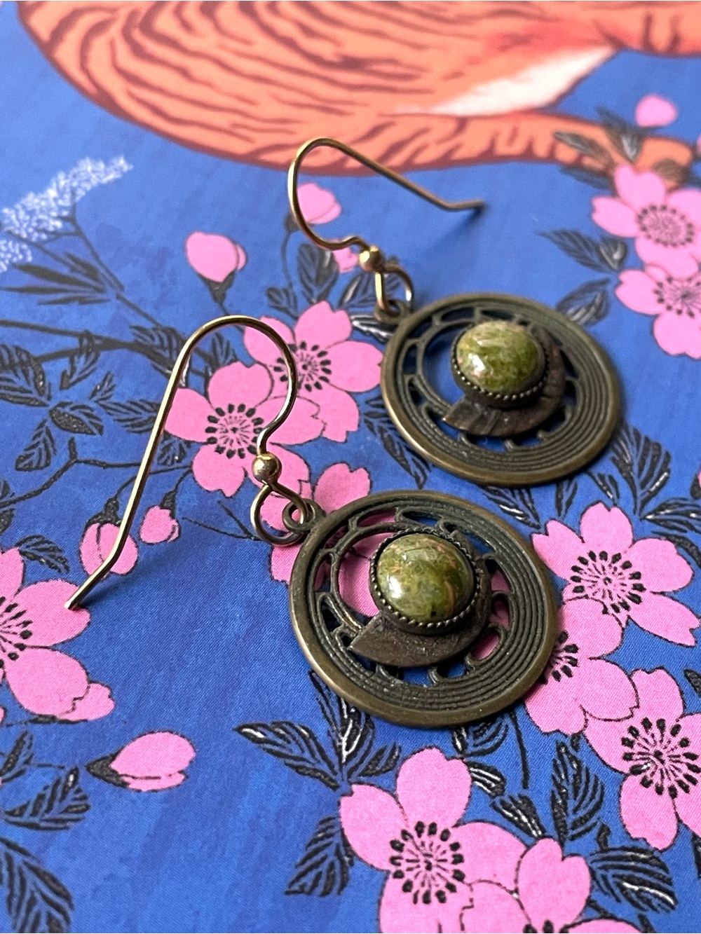 Vintage patinated copper metal boho dangle earrings w/ mottled glass? cabochons